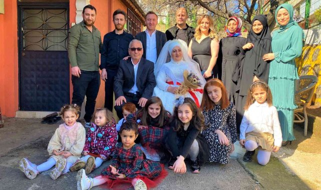 8 torun, 4 çocuk sahibi çift yeniden gelinlik ve damatlık giydi