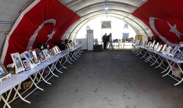 8 yıldır kızından ayrı olan evlat nöbetindeki anneden kızına &quot;evine dön&quot; çağrısı