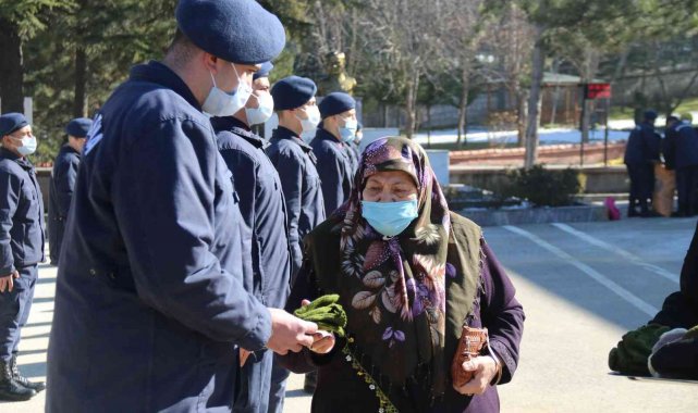 83 yaşındaki Ayşe ninenin ördüğü patikler Mehmetçik için