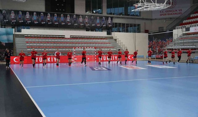 A Milli Kadın Hentbol Takımı'nın kampı devam ediyor