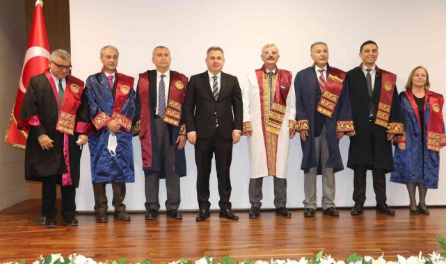 Adana'da akademisyenler cübbe giydi