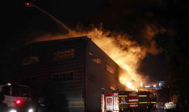 Adana'da hijyenik ürün üretim fabrikasının deposunda yangın