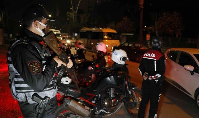 Adana&#039;da &quot;Huzur ve Güven&quot; uygulaması: 43 kişi yakalandı, çok sayıda ruhsatsız silah ele geçirildi