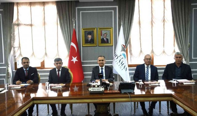 Adıyaman&#039;da arılar badem bahçeleri ile buluşuyor