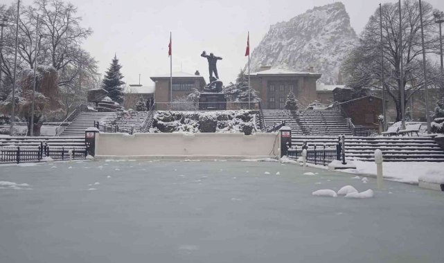 Afyonkarahisar'da kar yağışı etkili oldu