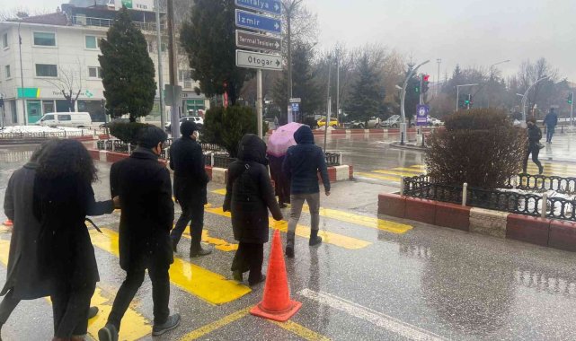 Afyonkarahisar'da yağmur yağışı etkili oldu