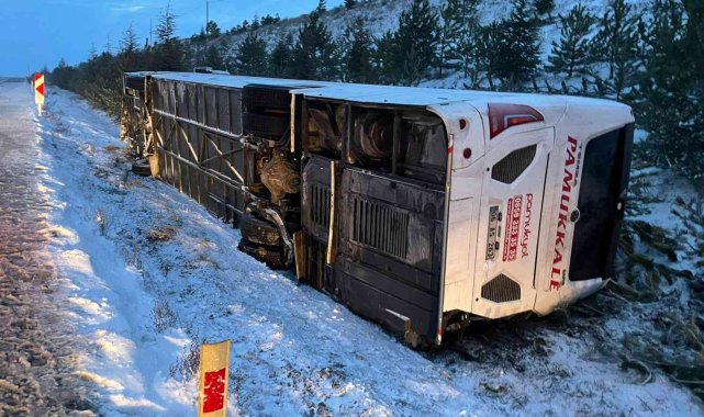 Afyonkarahisar&#039;da yolcu otobüsü devrildi, 8 kişi yaralandı