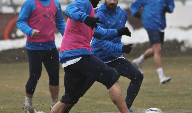 Afyonspor antrenmana kar yağışı altında çıktı