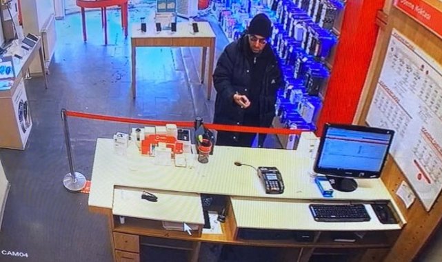 Ağrı'da cep telefonu çalan hırsızın rahatlığı kameralara yansıdı