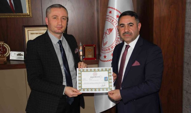 Ağrı'da "Yılın Öğretmeni"ne başarı belgesi verildi