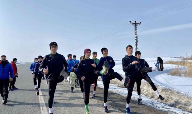 Ağrılı atletler asfaltta ter dökerek hedeflerine koşuyor