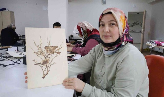 Ahşabı yakarak terapi oluyorlar