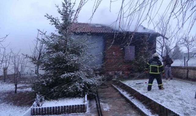 Ahşap ev alevlere teslim oldu