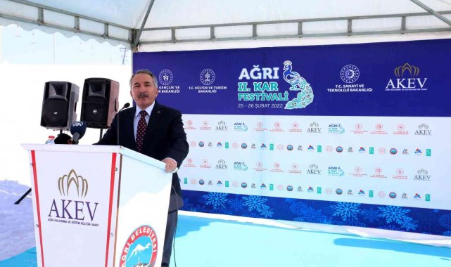 AİÇÜ&#039;lü akademisyenlerin yaptığı kardan eserler festivale damga vurdu