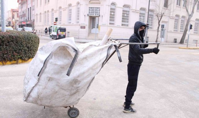 Ailesi için her gün sokaklarda