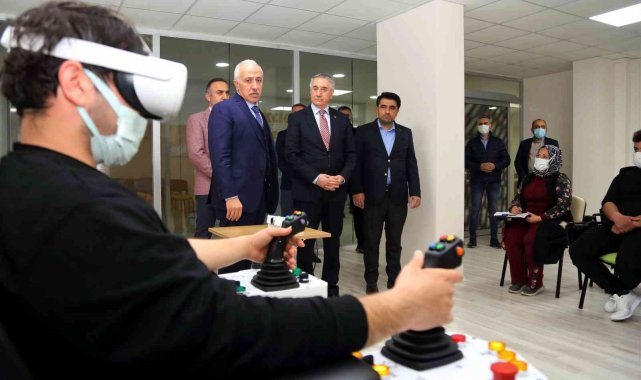 AK Parti Başkan Yardımcısı Yanılmaz, Akdeniz Belediyesinin çalışmalarını inceledi