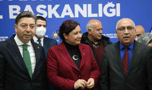 AK Parti, CHP'li belediye meclis üyelerine rozet taktı