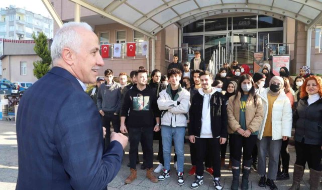 Akdeniz Belediyesi YKS'ye hazırlanan öğrencileri karla buluşturdu