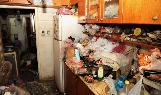 Akdeniz'de bir evden 2 kamyon çöp çıkarıldı