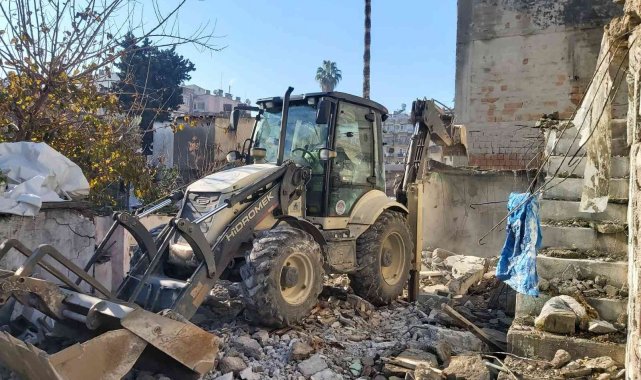 Akdeniz&#039;de bir metruk bina daha yıkıldı