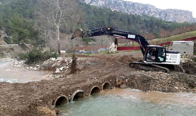 Akdeniz'de yol ve kaldırım çalışmaları aralıksız sürüyor