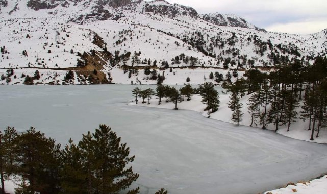 Akdeniz'in Sibirya'sı Göksun'da Değirmendere Göleti dondu