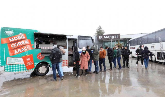 Aksaray Belediyesi'nden kar ve tipide kalanlara çorba ikramı