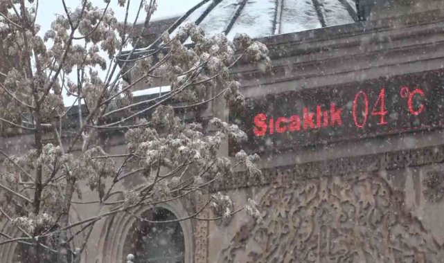 Aksaray'da sabah başlayan kar yağışı etkili oluyor