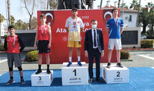 Alanya'da okullar arası kros yarışı