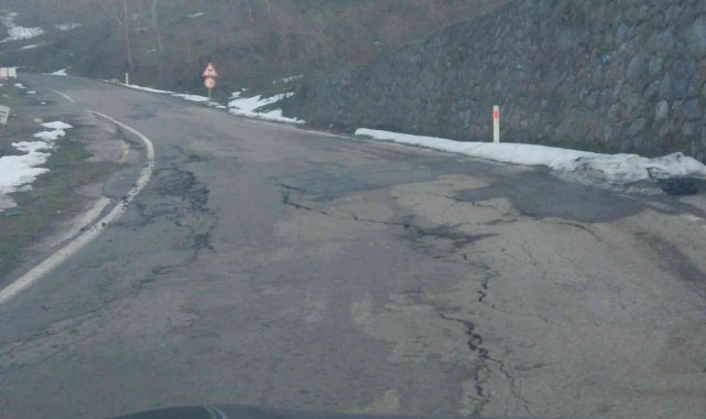 Alaplı Kaptaş yolunda çatlaklar meydana geldi