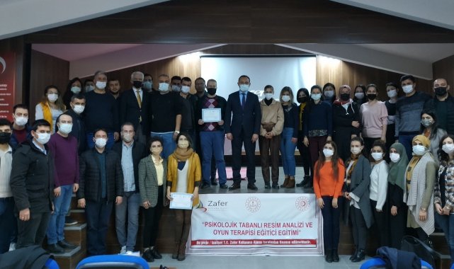 Alaşehirli eğitimcilere tamamladıkları kursla sertifika aldı