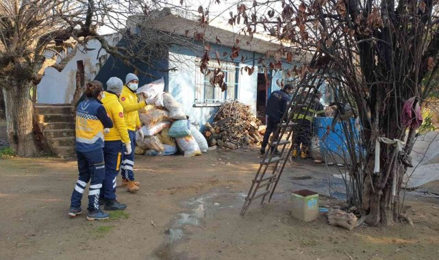 Alev alan piknik tüpü evi yakıyordu