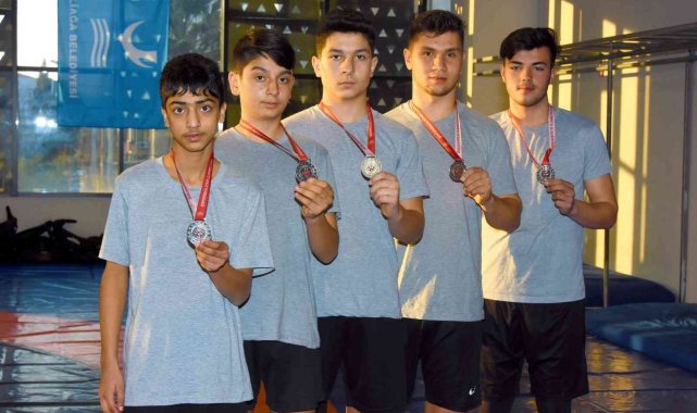 Aliağalı güreşçilerden 5 madalya birden