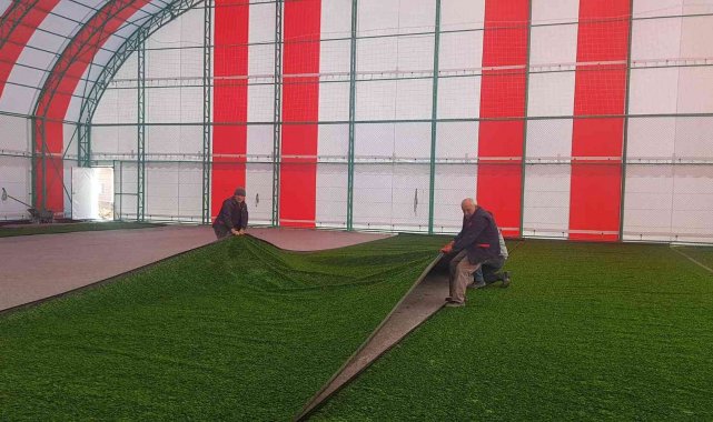 Altıntaş'ta kapalı futbol sahası yapım çalışmaları