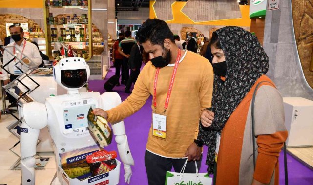 Altunkaya'nın markalarını yapay zekalı robot tanıttı