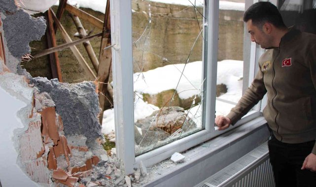 Amasya'da dağdan kopan kaya eve çarptı