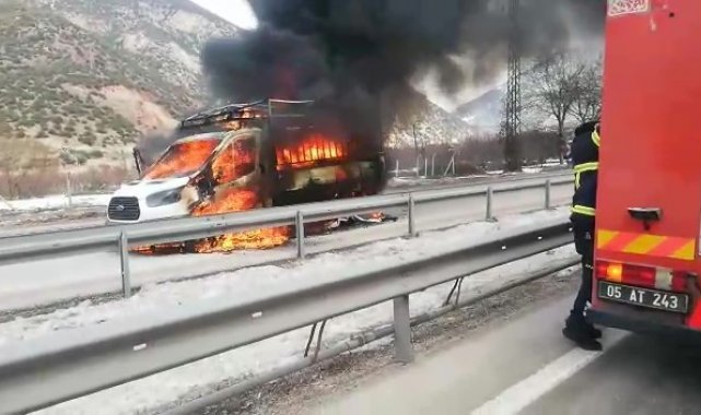 Amasya'da seyir halindeki kamyonet alev alev yandı