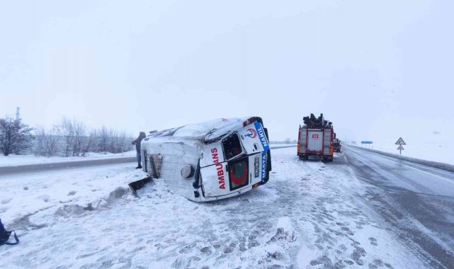 Ambulans yan yattı