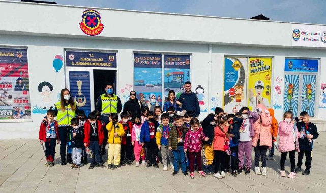 Anaokulu öğrencileri trafiği Jandarma abilerinden öğrendi