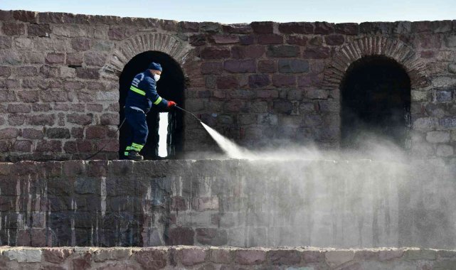 Ankara Kalesi özel kimyasallarla temizlendi