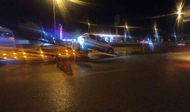 Ankara'da otomobil orta refüje çarptı: 1 yaralı