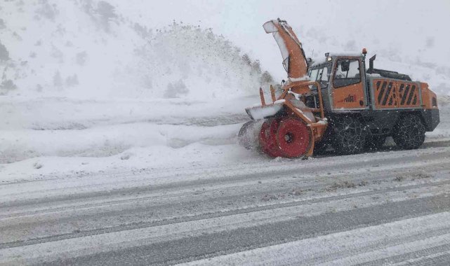 Antalya-Konya karayolunda kar kalınlığı 60 santime ulaştı