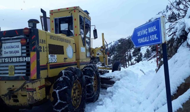 Antalya'da 2 metreyi bulan karla mücadele çalışması