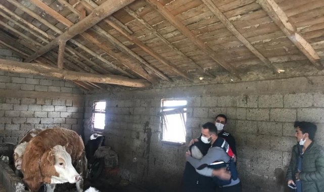 Antalya&#039;da jandarmanın hayvanlarına kavuşturduğu besici büyük mutluluk yaşadı