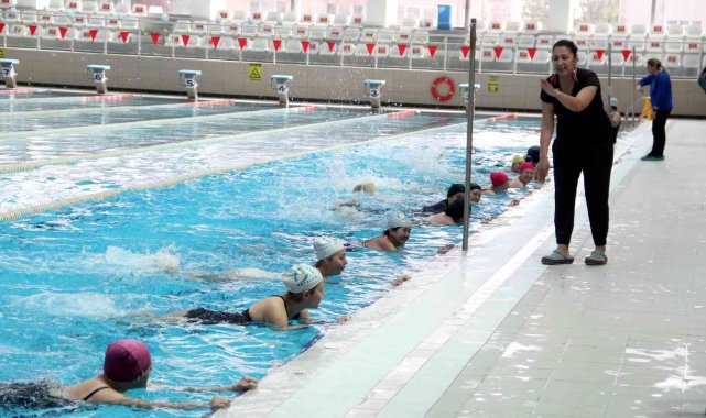 Antalya'da kadınlar, yaz mevsimi öncesi havuzda jimnastikle forma giriyor