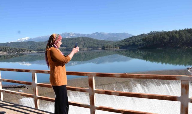 Antalya'da Kumluca Barajı taştı, yapay şelale oluştu