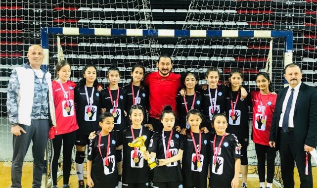 Antalya&#039;da Nadire Konuk Ortaokulu&#039;ndan hentbolda çifte şampiyonluk