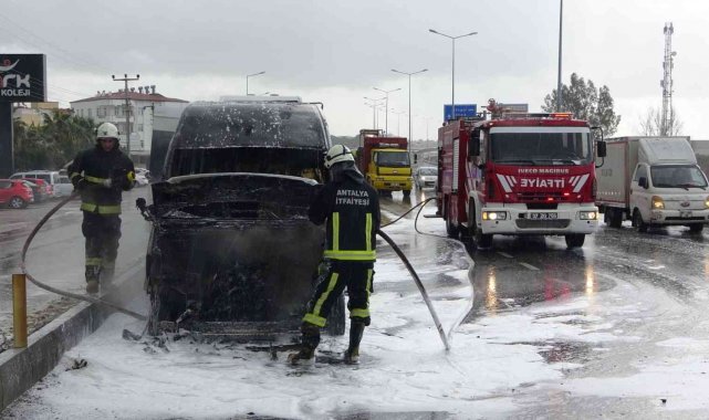 Antalya'da tur minibüsü alev alev yandı, turistler canlarını zor kurtardı
