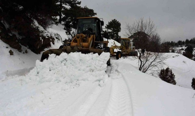 Antalya'nın yüksek kesimlerinde karla mücadele çalışması devam ediyor