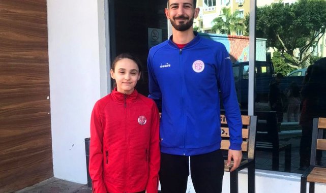 Antalyaspor Yüzme Takımı sporcusu Beste, madalyaları topladı